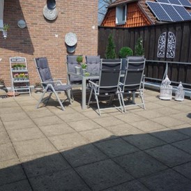 Monteurzimmer: Terrasse inklusiv Möbeln im Sommer - Großes Appartement in Niedersachsen Nähe Göttingen, für bis 5 Personen geeignet