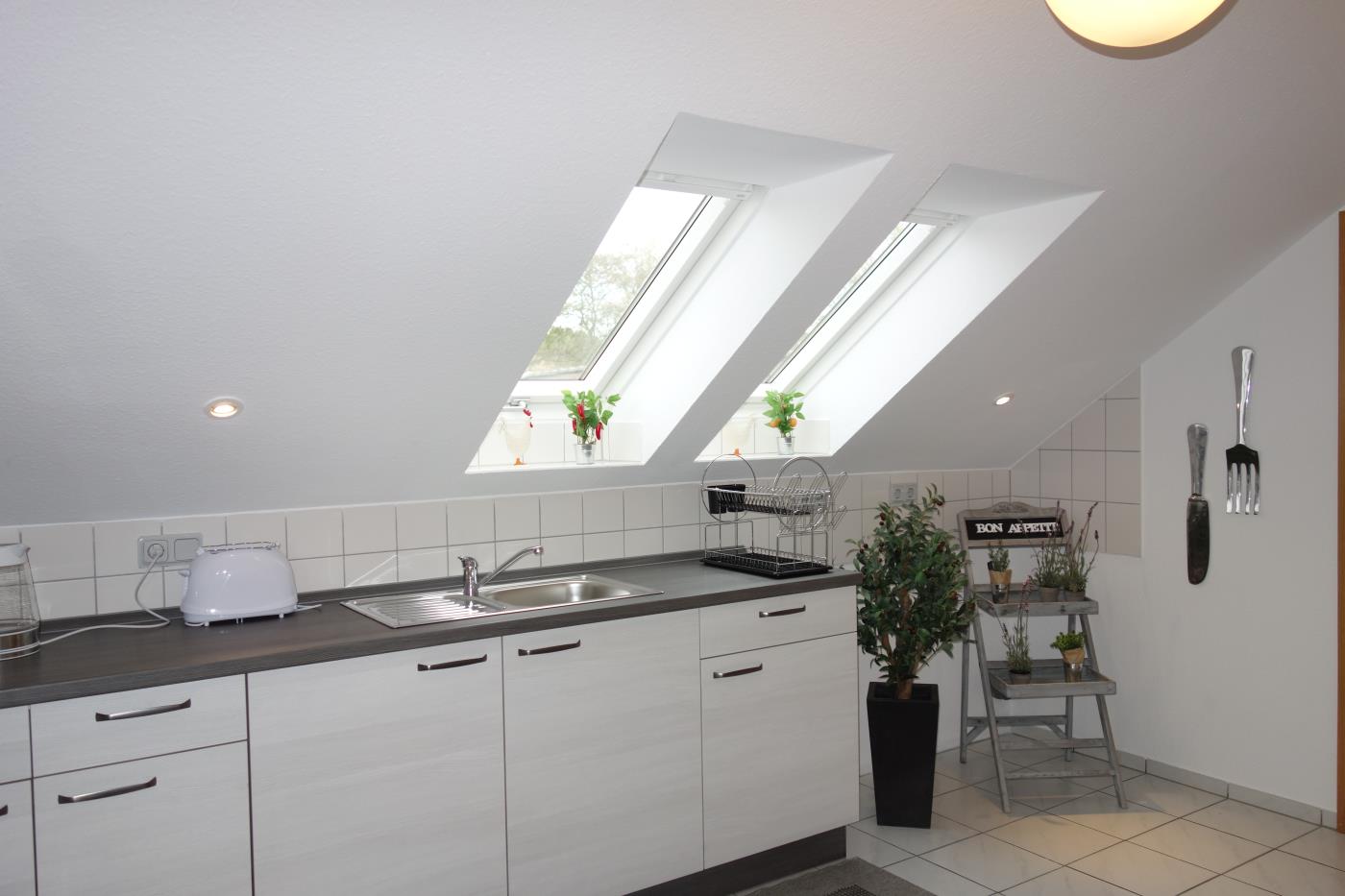 Monteurzimmer: Spüle in einer Einbauküche - Großes Appartement in Niedersachsen Nähe Göttingen, für bis 5 Personen geeignet
