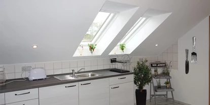 Monteurwohnung - Uslar - Spüle in einer Einbauküche - Großes Appartement in Niedersachsen Nähe Göttingen, für bis 5 Personen geeignet