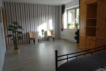 Monteurzimmer: Großes Schlafzimmer voll ausgestattet - Großes Appartement in Niedersachsen Nähe Göttingen, für bis 5 Personen geeignet