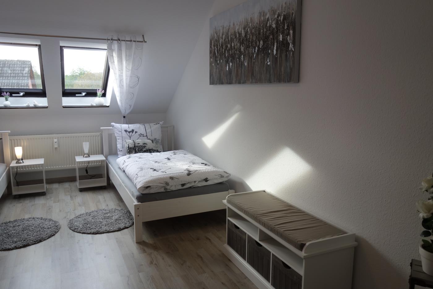 Monteurzimmer: Schlafzimmer mit drei Einzelbetten - Großes Appartement in Niedersachsen Nähe Göttingen, für bis 5 Personen geeignet