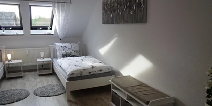 Monteurwohnung - Uslar - Schlafzimmer mit drei Einzelbetten - Großes Appartement in Niedersachsen Nähe Göttingen, für bis 5 Personen geeignet