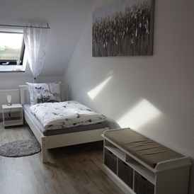 Monteurzimmer: Schlafzimmer mit drei Einzelbetten - Großes Appartement in Niedersachsen Nähe Göttingen, für bis 5 Personen geeignet