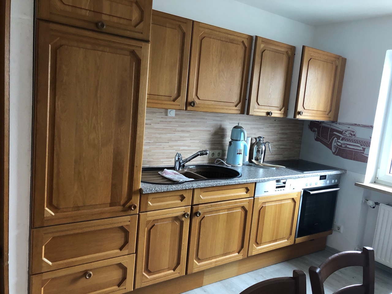 Monteurwohnung - Einzelbetten - Bayern - Voll ausgestattete Küche mit Kühlschrank, Herd/Ofen, Spülmaschine, Wasserkoche, Kaffekanne, diverse Küchenuntensilien - Monteurwohnungen Nahe der Ammer, Wohnen auf Zeit, 