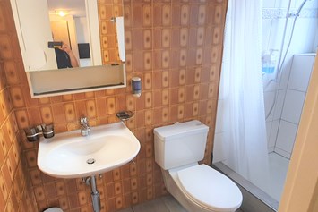 Monteurzimmer: Dusche & WC Einzelzimmer und Doppelzimmer - Hotel Sonne Boardinghouse