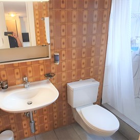 Monteurzimmer: Dusche & WC Einzelzimmer und Doppelzimmer - Hotel Sonne Boardinghouse