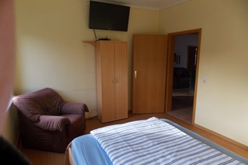 Monteurzimmer: Monteur Zimmer 2 mit einem 1,4 m Bett und Fernseher - Monteurzimmer-Hehlen