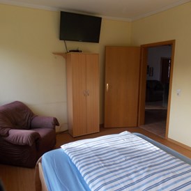 Monteurzimmer: Monteur Zimmer 2 mit einem 1,4 m Bett und Fernseher - Monteurzimmer-Hehlen