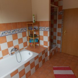 Monteurzimmer: Bad mit Badewanne und Dusche - Monteurzimmer-Hehlen
