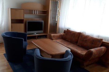 Monteurzimmer: Wohnzimmer mit Sitzgruppe incl. Schlafcouch für zweite Person - Marion 29 Eberhardt