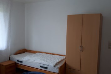 Monteurzimmer: Einzelbett und Schrank - Marion 29 Eberhardt