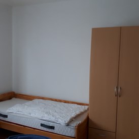 Monteurzimmer: Einzelbett und Schrank - Marion 29 Eberhardt