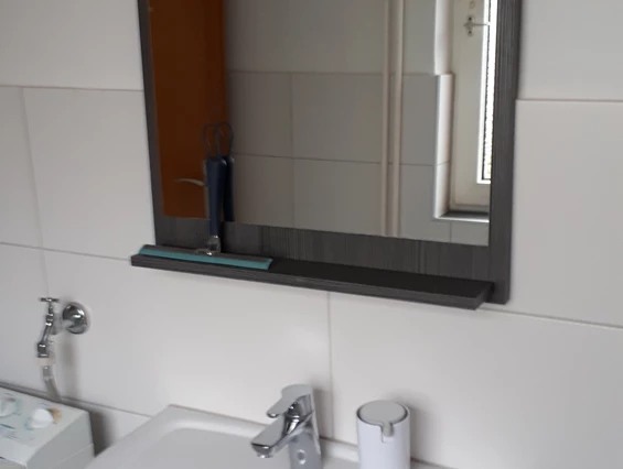 Monteurzimmer: Waschbecken mit Spiegel im Bd - Marion 29 Eberhardt