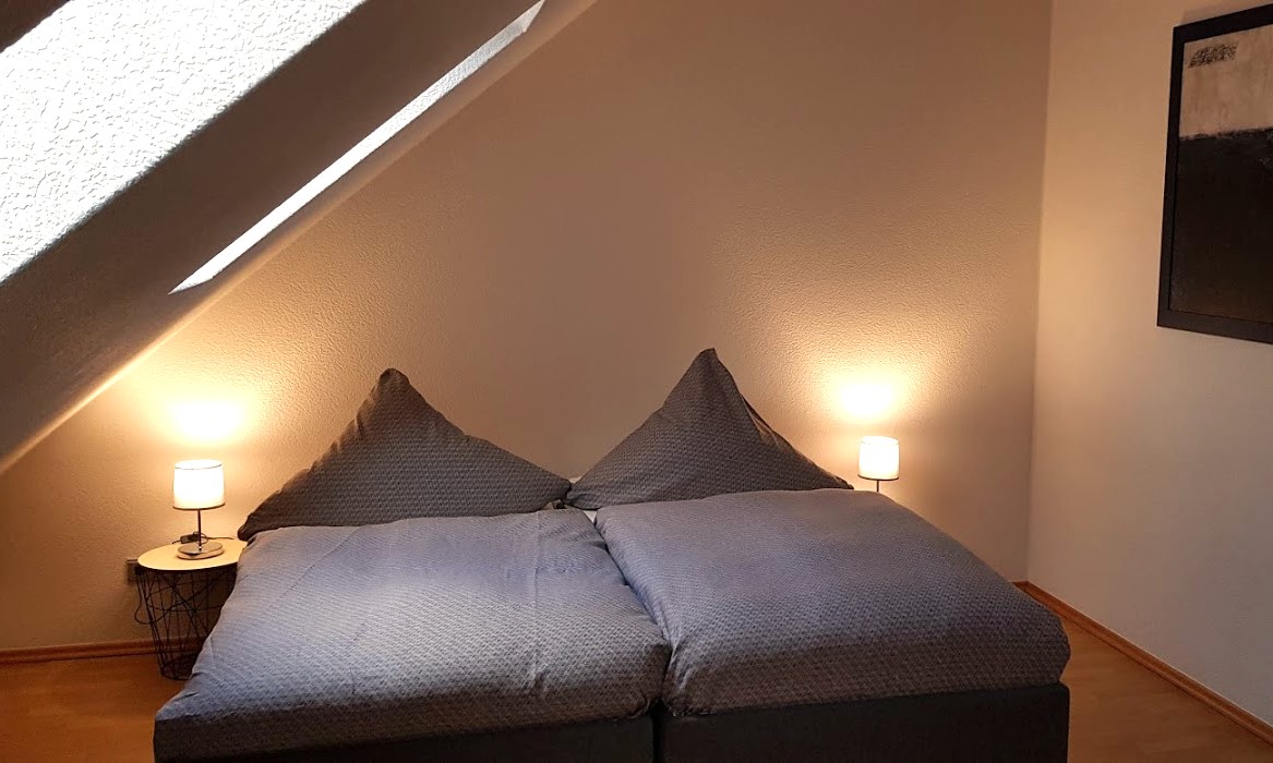 Monteurwohnung - Bettwäsche: Bettwäsche inklusive - Pfalz - Familienzimmer 3 Betten - Gästehaus Schütz