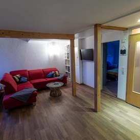 Monteurzimmer: Wohnbereich mit Couch zum Schlafsofa zu machen - Familie Köder 