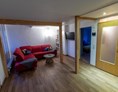 Monteurzimmer: Wohnbereich mit Couch zum Schlafsofa zu machen - Familie Köder 