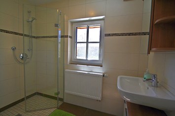 Monteurzimmer: Ferienwohnung Traunblick - Badezimmer - Ferienwohnungen und Apartments Zunhammer