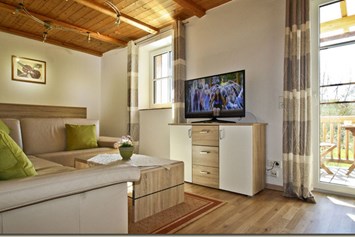Monteurzimmer: Wohnzimmer der Ferienwohnung Traunblick - Ferienwohnungen und Apartments Zunhammer