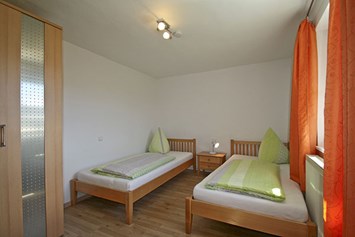 Monteurzimmer: Schlafzimmer mit Einzelbetten - Ferienwohnungen und Apartments Zunhammer
