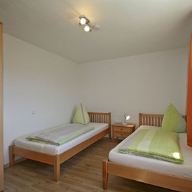 Monteurzimmer: Schlafzimmer mit Einzelbetten - Ferienwohnungen und Apartments Zunhammer