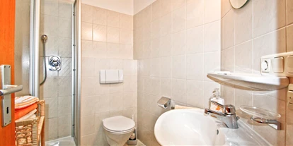 Monteurwohnung - PLZ 83301 (Deutschland) - Fewo Bergblick Badezimmer - Ferienwohnungen und Apartments Zunhammer