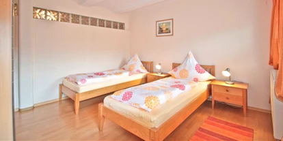Monteurwohnung - PLZ 83301 (Deutschland) - Schlafzimmer der Ferienwohnung Gartenblick - Ferienwohnungen und Apartments Zunhammer