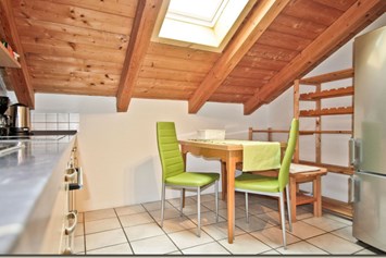 Monteurzimmer: Voll ausgestattete Küche der Fewo Bergblick - Ferienwohnungen und Apartments Zunhammer