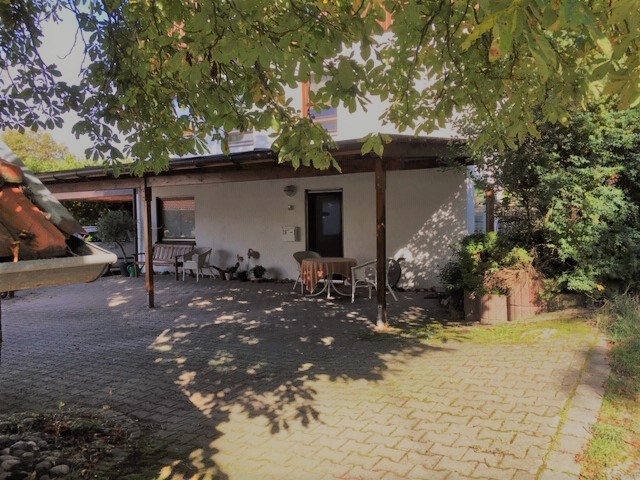 Monteurwohnung - PLZ 74420 (Deutschland) - Hofeinfahrt mit Blick auf den Eingang  eines  Zimmers. - Mainhardter Wald Haus Geiger