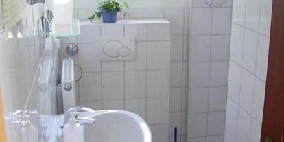 Monteurwohnung - Badezimmer: Gemeinschaftsbad - Wiesbaden - Möbliertes Zimmer in Hattersheim (zwischen Frankfurt/Main und Wiesbaden)