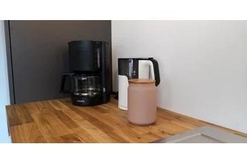 Monteurzimmer: Küche Kaffeemaschine und Wasserkocher Ferienwohnung Stadtblick - Storch Appertements