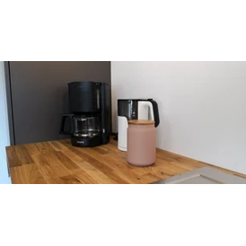 Monteurzimmer: Küche Kaffeemaschine und Wasserkocher Ferienwohnung Stadtblick - Storch Appertements
