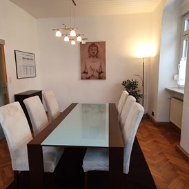 Monteurzimmer: Esstisch mit Stühlen - McGoodnight - Monteurwohnung Nähe Dresden, bis zu 10 Pers., ab 13,95€/p.P.