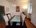 Monteurzimmer: Esstisch mit Stühlen - McGoodnight - Monteurwohnung Nähe Dresden, bis zu 10 Pers., ab 13,95€/p.P.