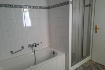 Monteurzimmer: Badezimmer mit Badewanne und Dusche - McGoodnight - Monteurwohnung Nähe Dresden, bis zu 10 Pers., ab 13,95€/p.P.