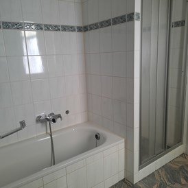 Monteurzimmer: Badezimmer mit Badewanne und Dusche - McGoodnight - Monteurwohnung Nähe Dresden, bis zu 10 Pers., ab 13,95€/p.P.