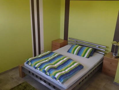 Monteurwohnung - TV - Deutschland - Doppelbett mit wechselnder Bettwäsche, Zimmer im O.G. ruhige Lage mit schöner Aussicht. Eigener Parkplatz am Gebäude.
Doppelzimmer mit TV und Internet Zugang mit Drei Fenstet. NICHTRAUCHERZIMMER.
Garderobe im Vorraum 
Großzügig moderne mit Antik Schrank eingerichtet
WC/Dusche im Nebenraum mit Fenster, Breite Dusche ohne Stufe Kante
Kaffeemaschine, Wasserkocher,Kaffee Geschirr vorhanden. PREISE VON 25,- bis 29,- € - Gästezimmer Manjola Bad Kreuznach ab 22,-
