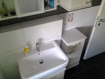 Monteurwohnung - TV - Deutschland - Großes Badezimmer im Nebenraum  mit Großer Duschkabine ohne Kante. - Gästezimmer Manjola Bad Kreuznach ab 22,-