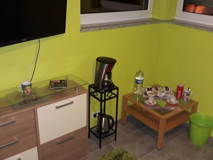 Monteurwohnung - TV - Deutschland - Kaffeemaschine, Wasserkocher, Tee, Kaffee .
Bei Bedarf nach Absprache mit Zupreis,  Wäscheservice,Bügelservice. - Gästezimmer Manjola Bad Kreuznach ab 22,-