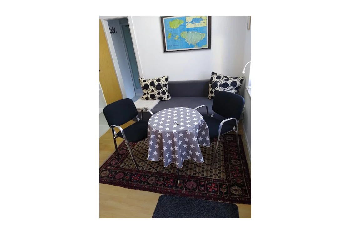Monteurzimmer: Wohnbereich mit Fernsehen, Radio und WLAN. Das Sofa ist auch für eine dritte Person, kurzzeitig, zum Schlafen geeignet. - Kleines Gästehaus bei Berlin und Potsdam