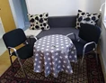 Monteurzimmer: Wohnbereich mit Fernsehen, Radio und WLAN. Das Sofa ist auch für eine dritte Person, kurzzeitig, zum Schlafen geeignet. - Kleines Gästehaus bei Berlin und Potsdam