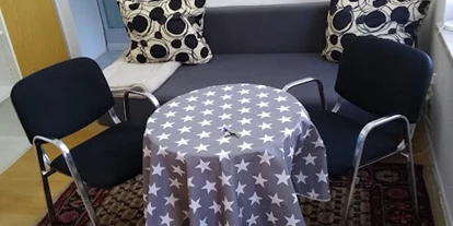 Monteurwohnung - TV - Falkensee - Wohnbereich mit Fernsehen, Radio und WLAN. Das Sofa ist auch für eine dritte Person, kurzzeitig, zum Schlafen geeignet. - Kleines Gästehaus bei Berlin und Potsdam