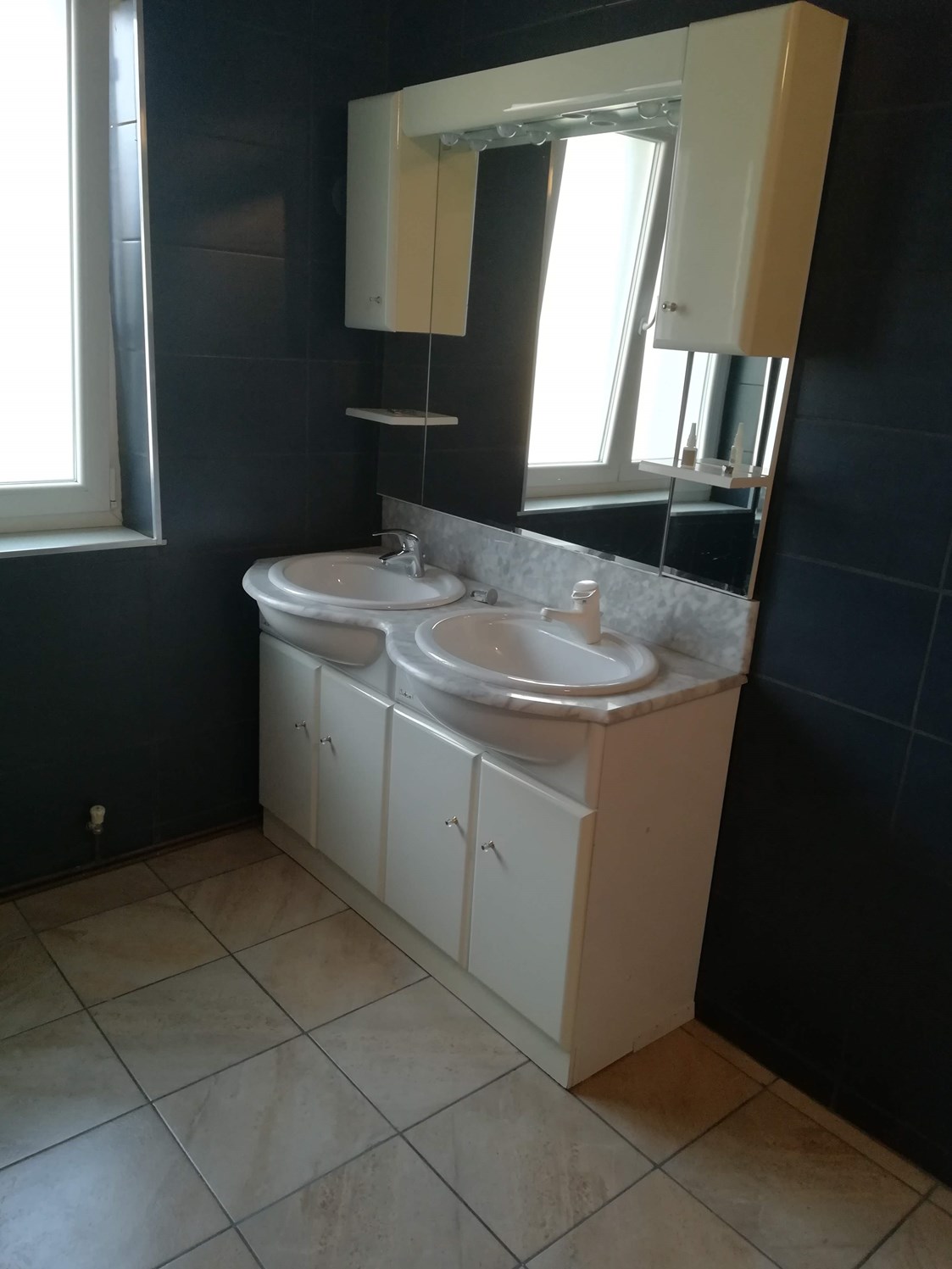 Monteurzimmer: Badezimmer mit zwei Waschbecken der Monteurwohnung in Vösendorf in der Nähe von Wien. - ZIMMER VÖSENDORF
