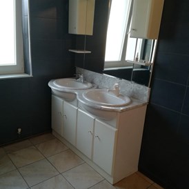 Monteurzimmer: Badezimmer mit zwei Waschbecken der Monteurwohnung in Vösendorf in der Nähe von Wien. - ZIMMER VÖSENDORF
