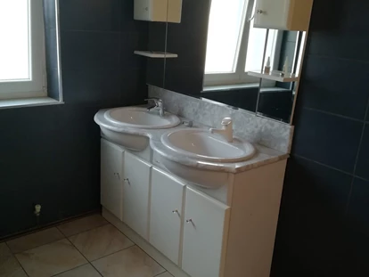 Monteurwohnung - Art der Unterkunft: Apartment - Österreich - Badezimmer mit zwei Waschbecken der Monteurwohnung in Vösendorf in der Nähe von Wien. - ZIMMER VÖSENDORF