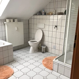 Monteurzimmer: Gemeinschaftsbad mit Dusche und Badewanne - Ferienwohnung mit 3 Schlafzimmern in Marsberg