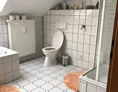 Monteurzimmer: Gemeinschaftsbad mit Dusche und Badewanne - Ferienwohnung mit 3 Schlafzimmern in Marsberg