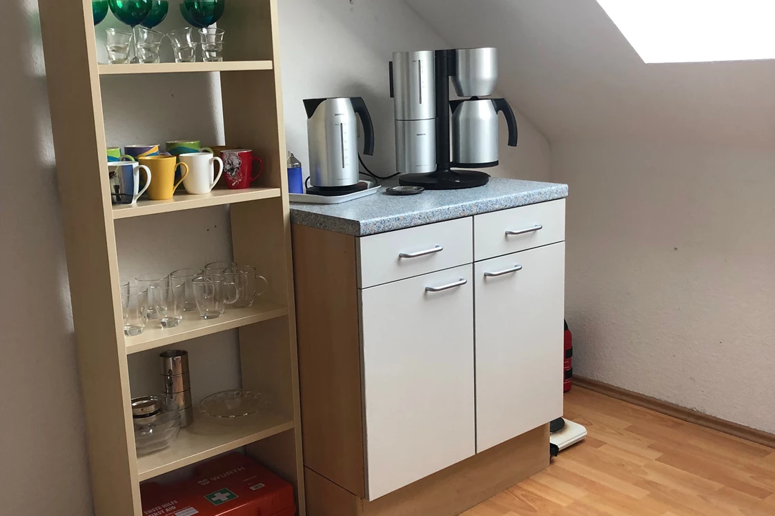 Monteurzimmer: Küche mit Wasserkocher und Kaffeemaschine ausgestattet - Ferienwohnung mit 3 Schlafzimmern in Marsberg