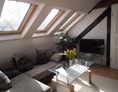 Monteurzimmer: Wohnzimmer mit Couch der Monteurwohnung Dachstudio-Runkel in Runkel an der Lahn. - Dach-Studio Runkel
