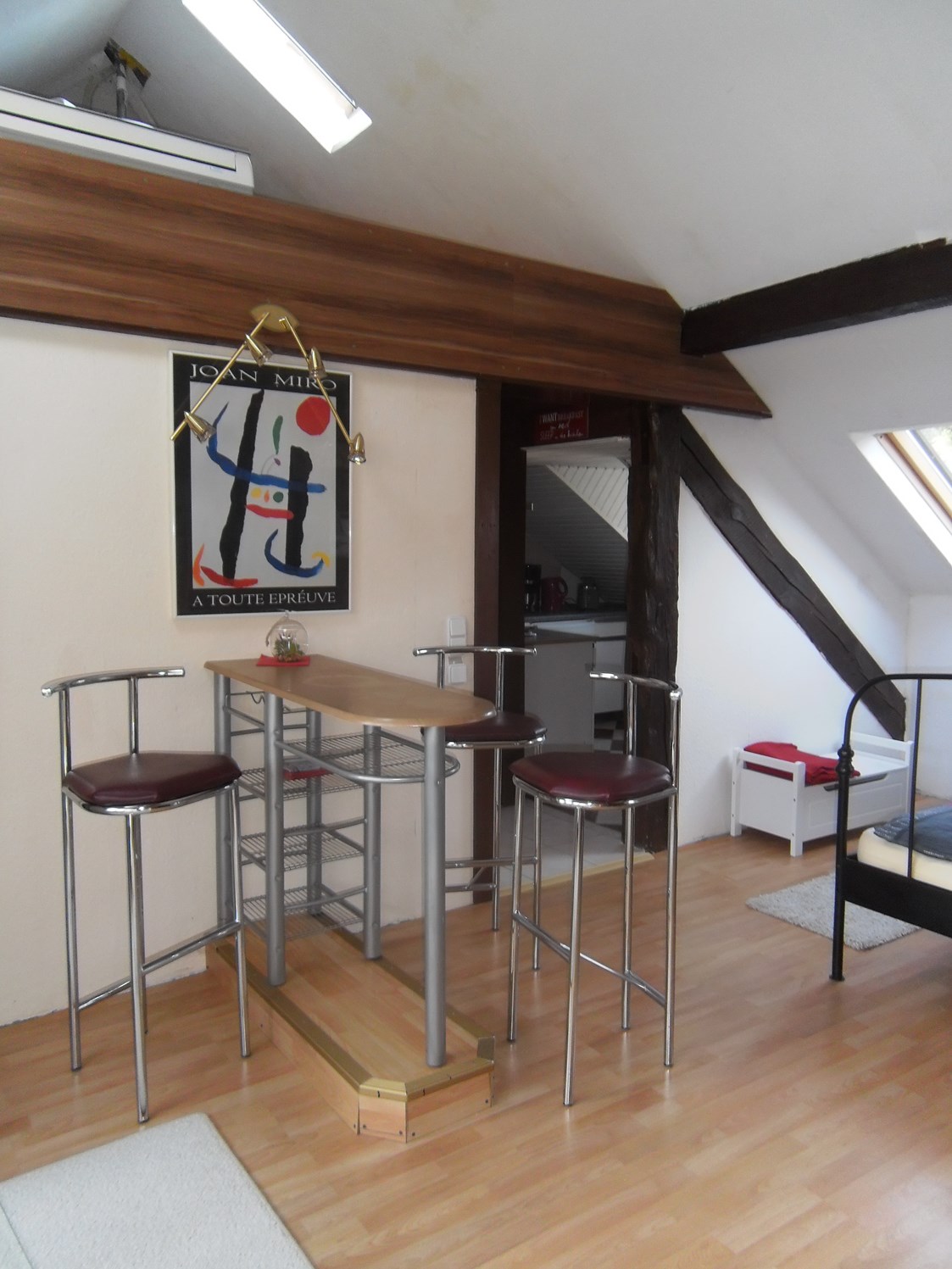 Monteurzimmer: Barhocker mit Tisch der Monteurwohnung in Runkel an der Lahn. - Dach-Studio Runkel