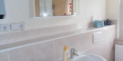 Monteurwohnung - PLZ 35781 (Deutschland) - Badezimmer mit Waschbecken und WC in Runkel an der Lahn. - Dach-Studio Runkel